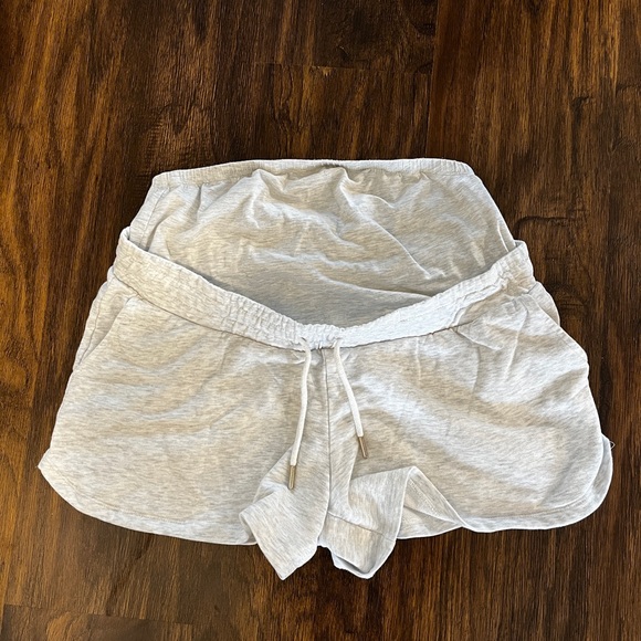 Maternity short - Picture 1 of 2